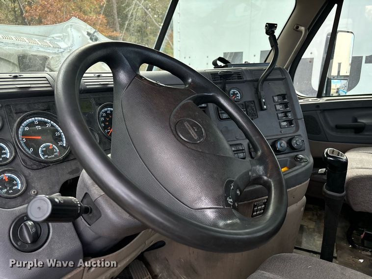 image for item EM0000 2015 Freightliner Cascadia 125 semi truck