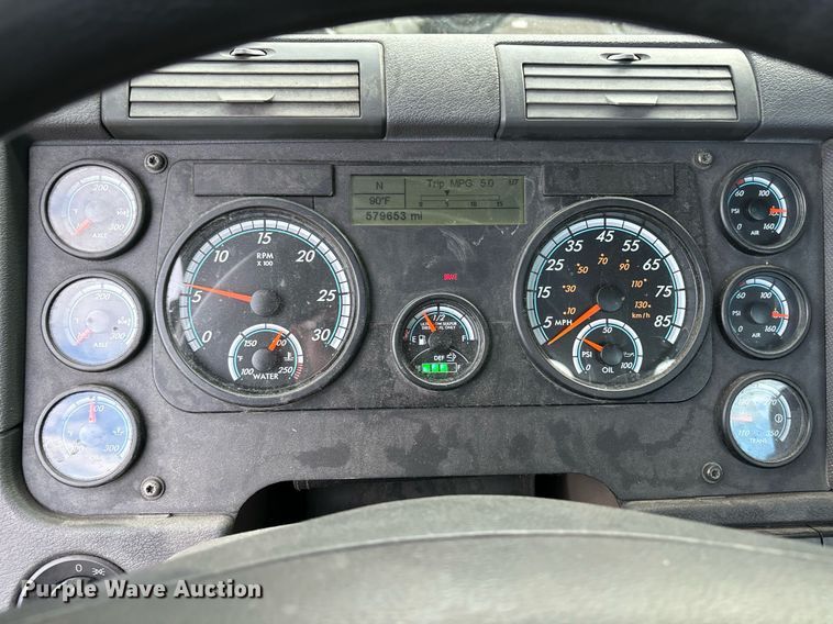 image for item EM0000 2015 Freightliner Cascadia 125 semi truck