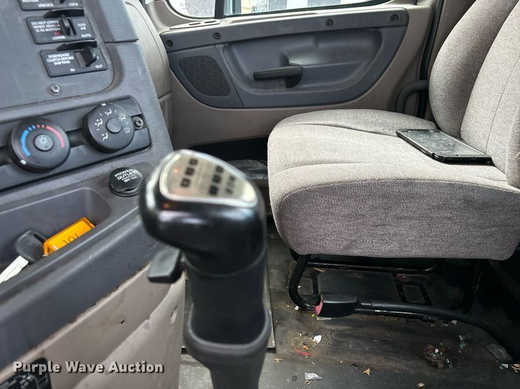 image for item EM0000 2015 Freightliner Cascadia 125 semi truck