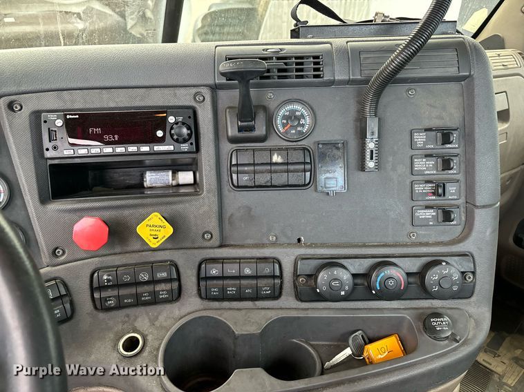 image for item EM0000 2015 Freightliner Cascadia 125 semi truck