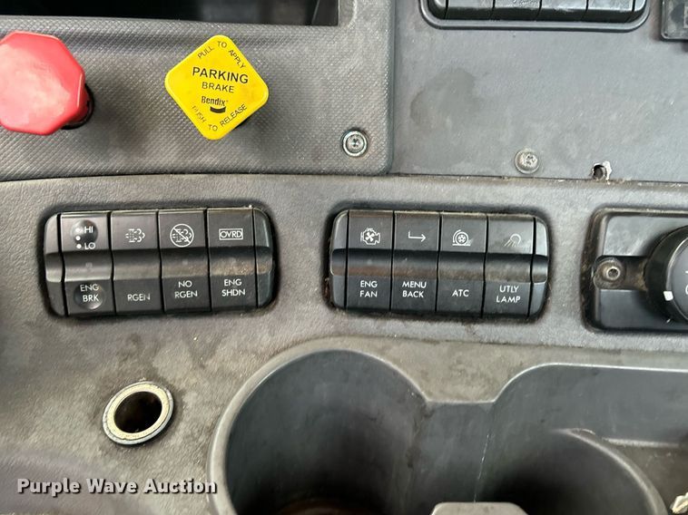 image for item EM0000 2015 Freightliner Cascadia 125 semi truck