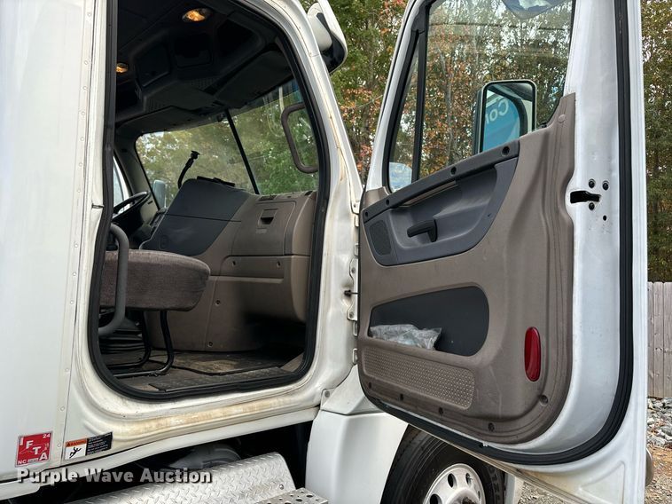 image for item EM0000 2015 Freightliner Cascadia 125 semi truck