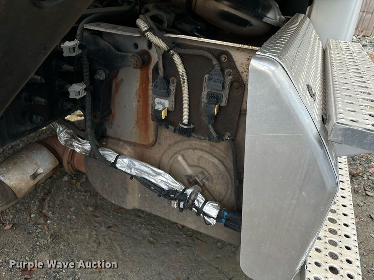 image for item EM0000 2015 Freightliner Cascadia 125 semi truck