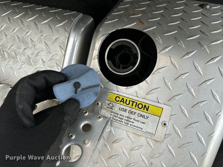 image for item EM0000 2015 Freightliner Cascadia 125 semi truck