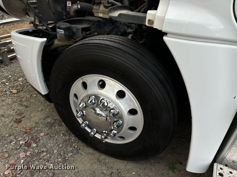 image for item EM0000 2015 Freightliner Cascadia 125 semi truck