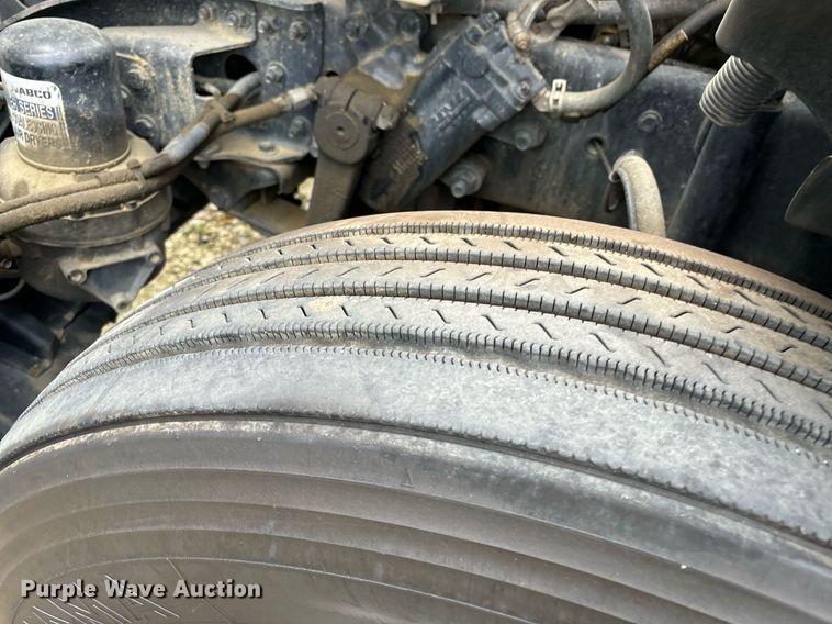 image for item EM0000 2015 Freightliner Cascadia 125 semi truck