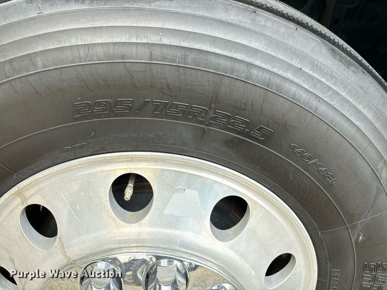 image for item EM0000 2015 Freightliner Cascadia 125 semi truck