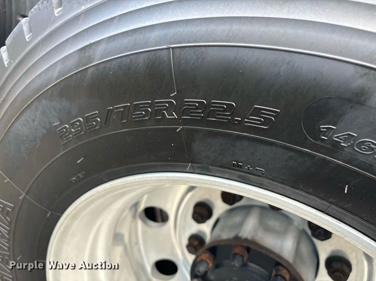 image for item EM0000 2015 Freightliner Cascadia 125 semi truck