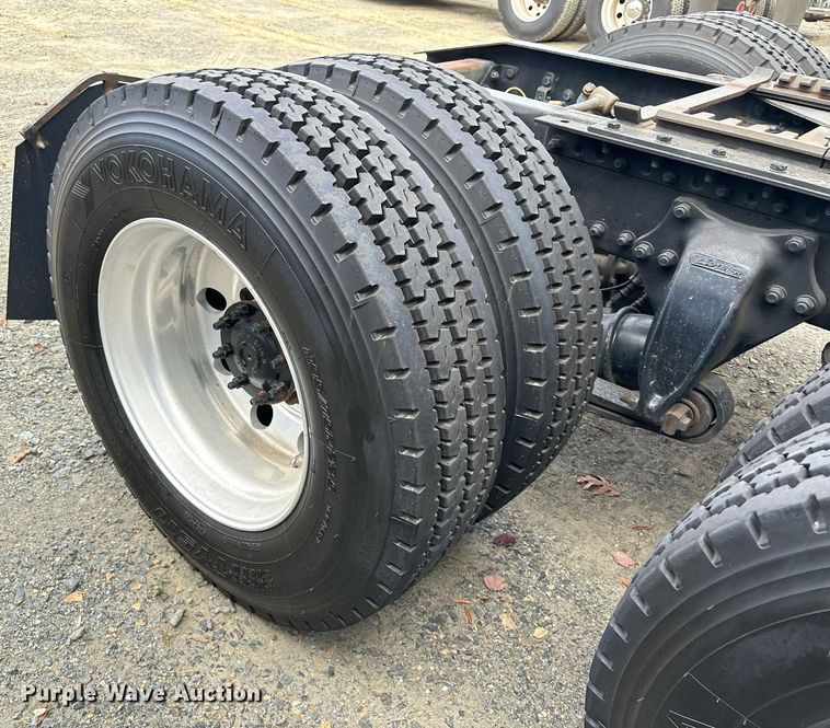 image for item EM0000 2015 Freightliner Cascadia 125 semi truck