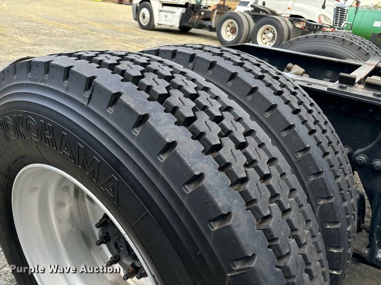 image for item EM0000 2015 Freightliner Cascadia 125 semi truck