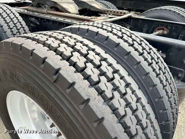 image for item EM0000 2015 Freightliner Cascadia 125 semi truck