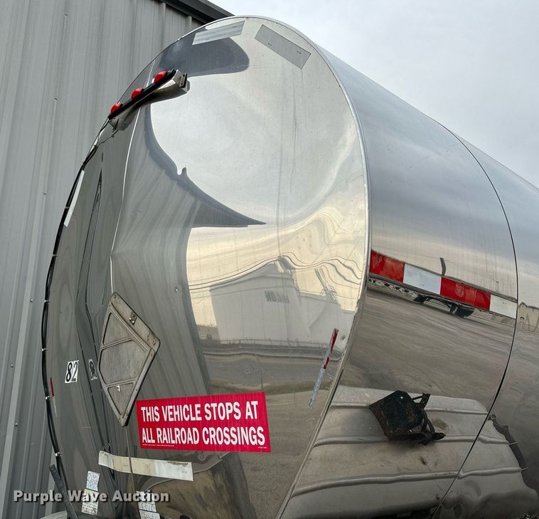 image for item EM0007 1985 Polar tank trailer