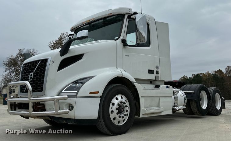 image for item EM0011 2020 Volvo VNR semi truck