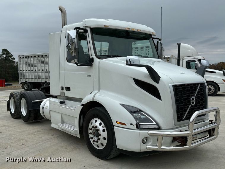 image for item EM0011 2020 Volvo VNR semi truck