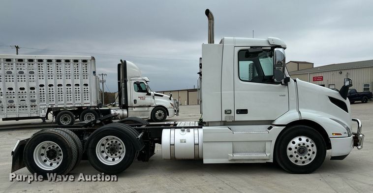 image for item EM0011 2020 Volvo VNR semi truck