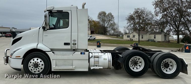 image for item EM0011 2020 Volvo VNR semi truck