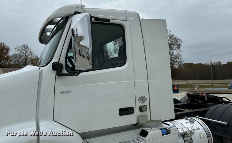 image for item EM0011 2020 Volvo VNR semi truck