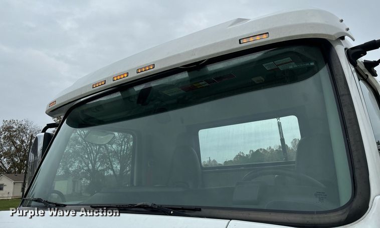 image for item EM0011 2020 Volvo VNR semi truck