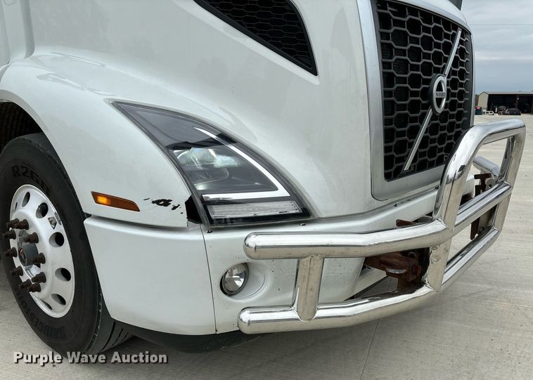 image for item EM0011 2020 Volvo VNR semi truck