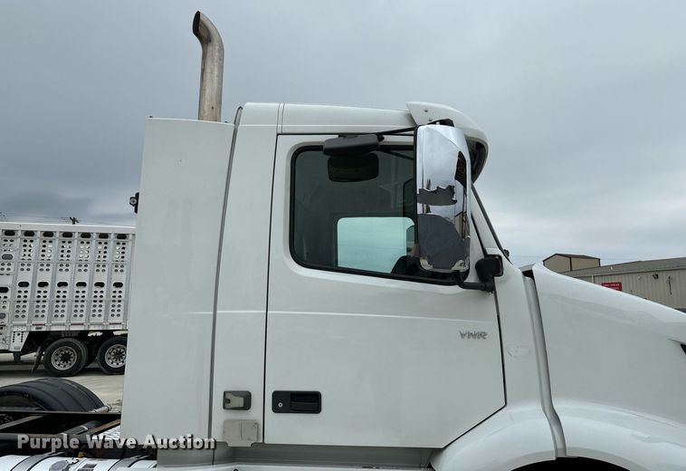 image for item EM0011 2020 Volvo VNR semi truck