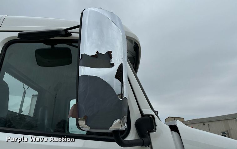 image for item EM0011 2020 Volvo VNR semi truck