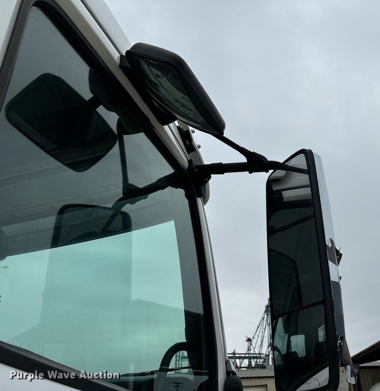 image for item EM0011 2020 Volvo VNR semi truck