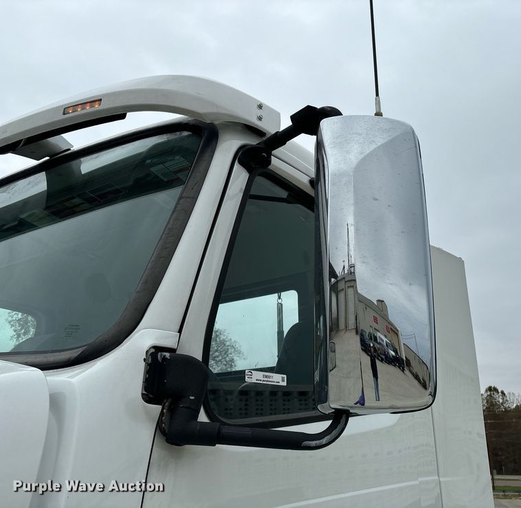 image for item EM0011 2020 Volvo VNR semi truck