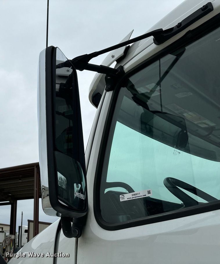 image for item EM0011 2020 Volvo VNR semi truck