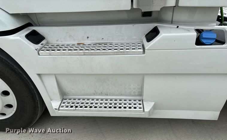 image for item EM0011 2020 Volvo VNR semi truck