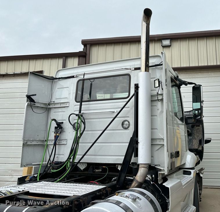 image for item EM0011 2020 Volvo VNR semi truck