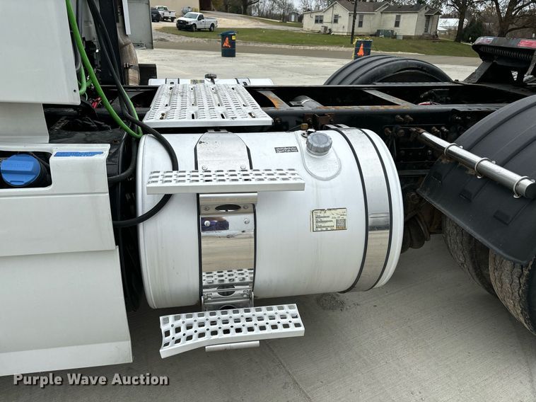 image for item EM0011 2020 Volvo VNR semi truck