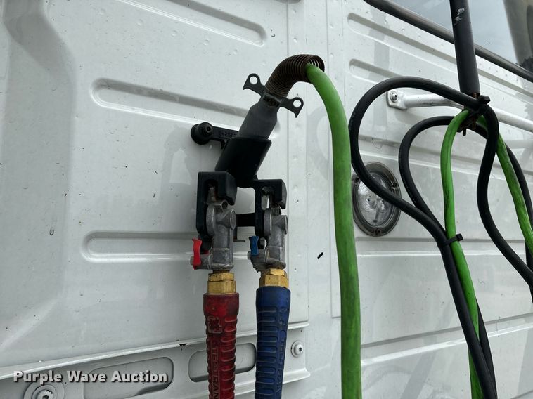 image for item EM0011 2020 Volvo VNR semi truck