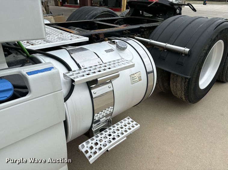 image for item EM0011 2020 Volvo VNR semi truck