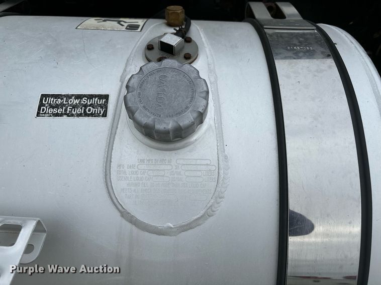 image for item EM0011 2020 Volvo VNR semi truck