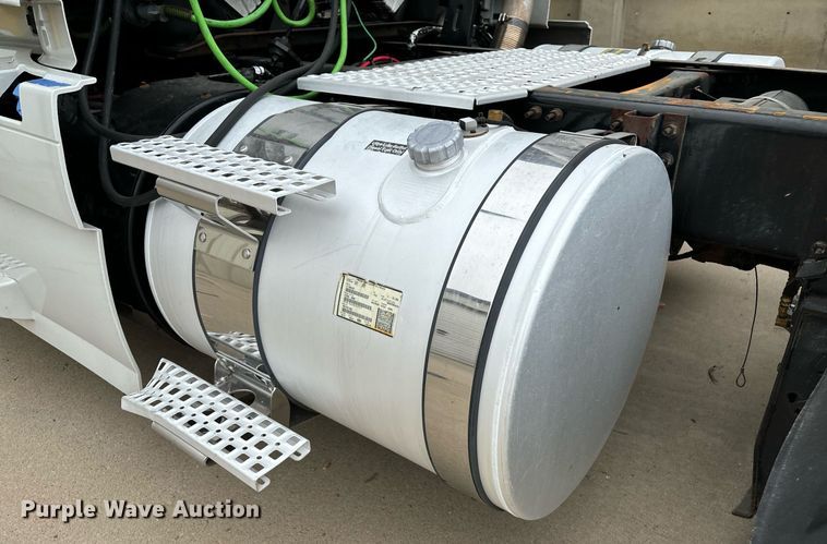 image for item EM0011 2020 Volvo VNR semi truck