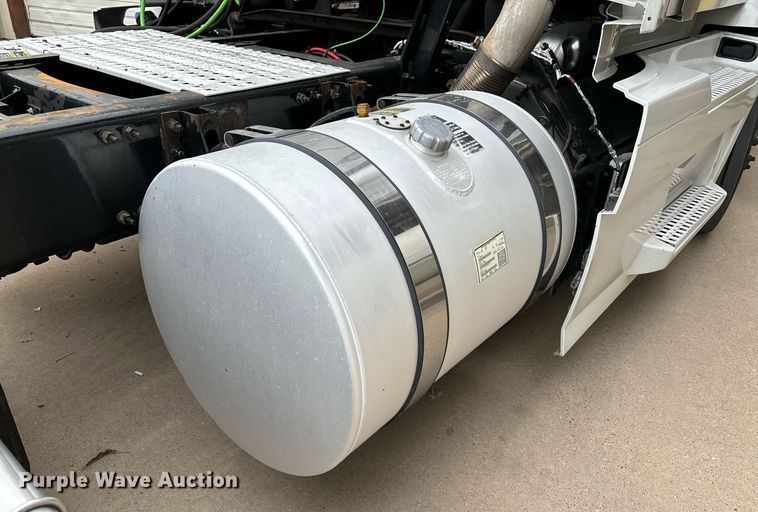 image for item EM0011 2020 Volvo VNR semi truck