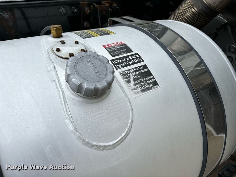 image for item EM0011 2020 Volvo VNR semi truck