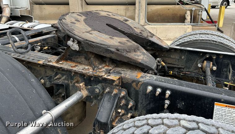 image for item EM0011 2020 Volvo VNR semi truck