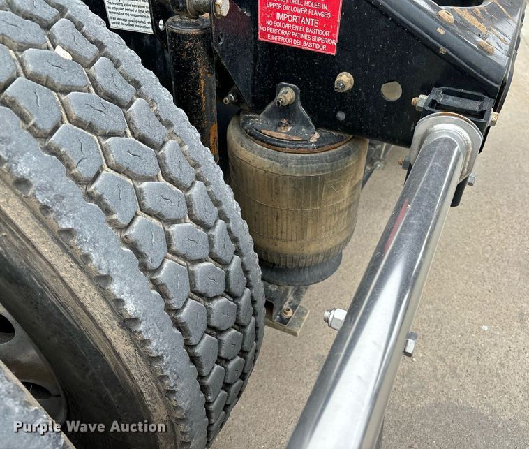 image for item EM0011 2020 Volvo VNR semi truck