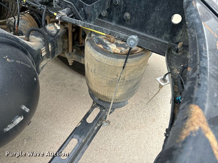 image for item EM0011 2020 Volvo VNR semi truck