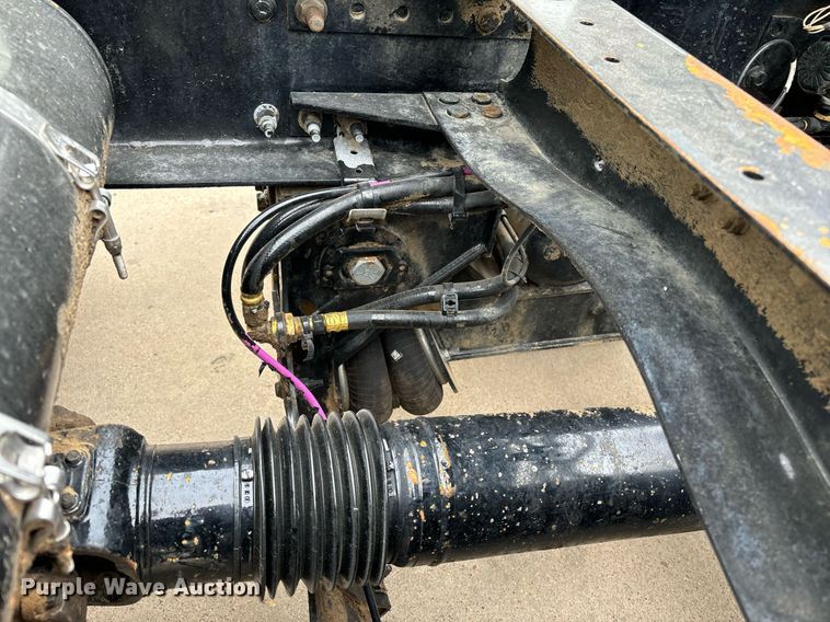 image for item EM0011 2020 Volvo VNR semi truck