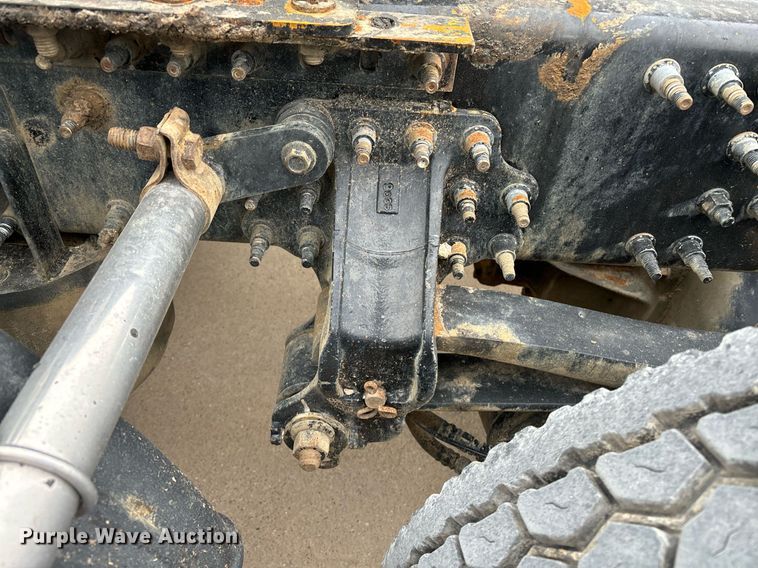 image for item EM0011 2020 Volvo VNR semi truck