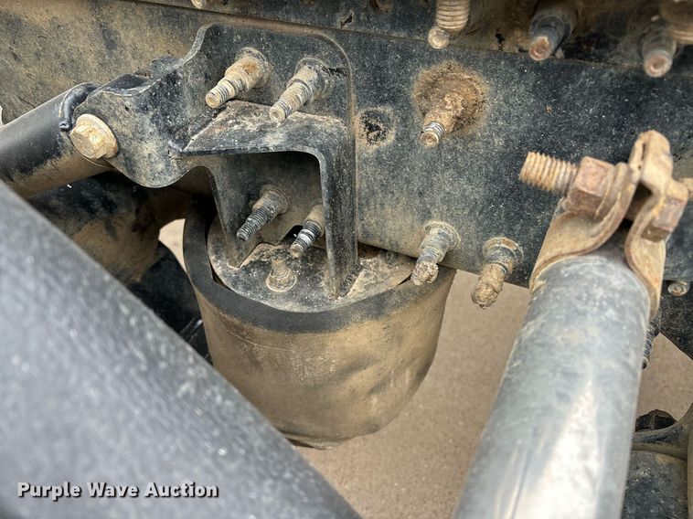 image for item EM0011 2020 Volvo VNR semi truck