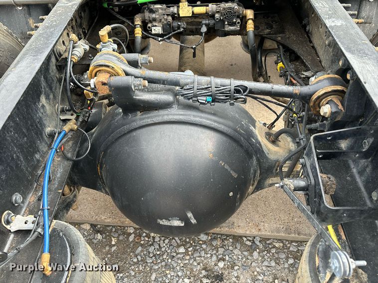 image for item EM0011 2020 Volvo VNR semi truck