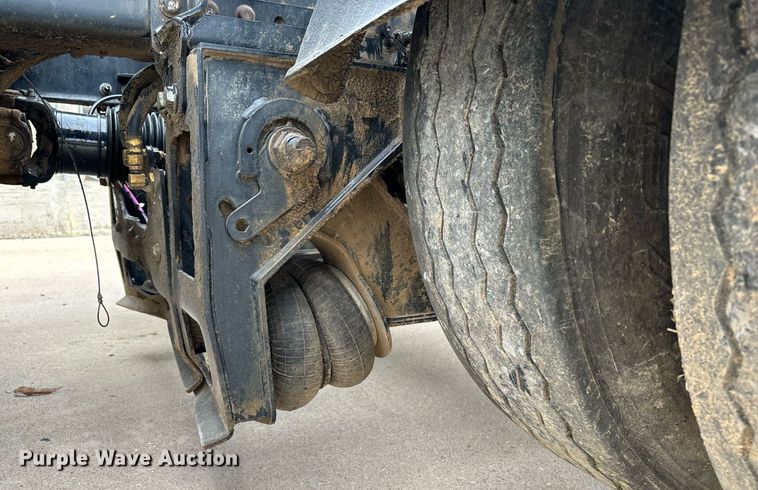 image for item EM0011 2020 Volvo VNR semi truck