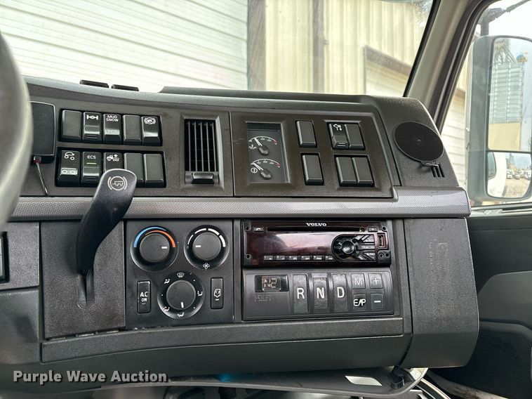 image for item EM0011 2020 Volvo VNR semi truck