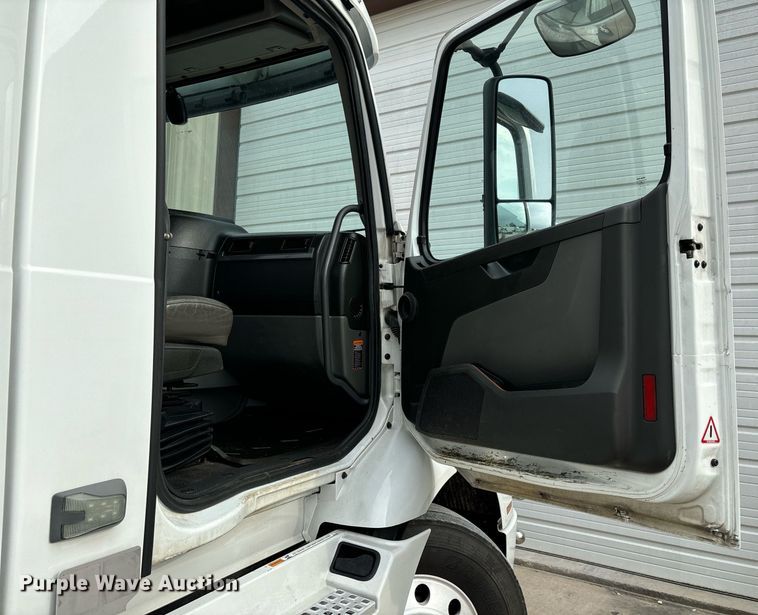 image for item EM0011 2020 Volvo VNR semi truck