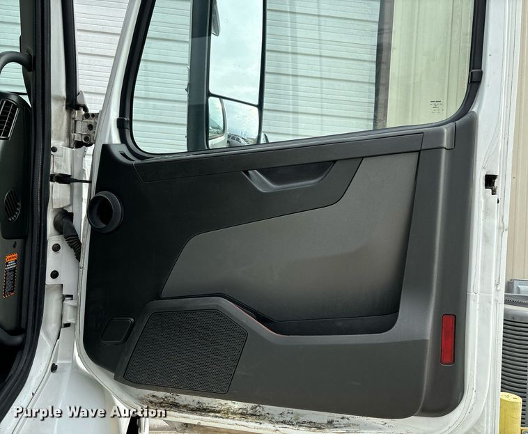 image for item EM0011 2020 Volvo VNR semi truck