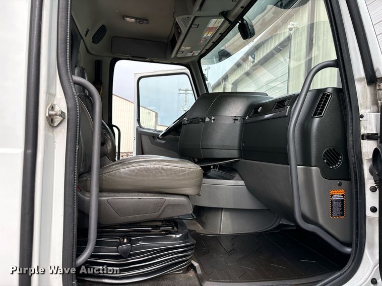 image for item EM0011 2020 Volvo VNR semi truck