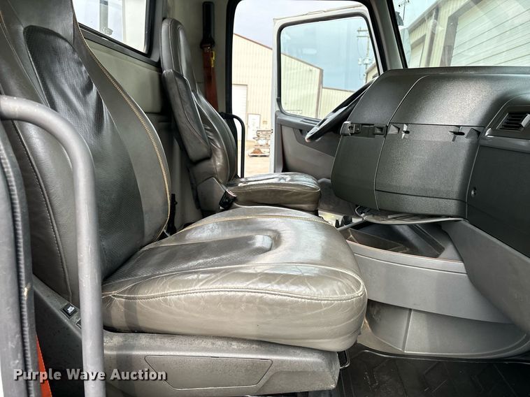 image for item EM0011 2020 Volvo VNR semi truck